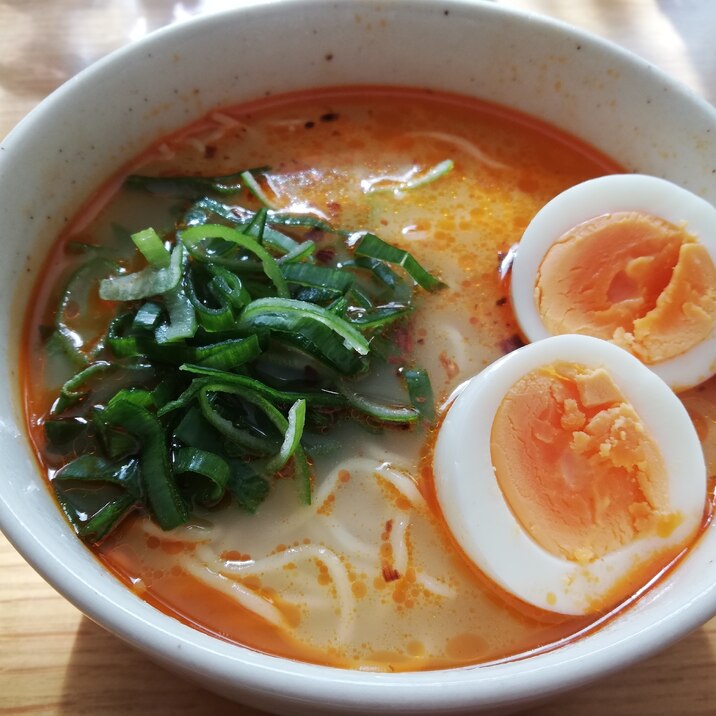 市販とんこつラーメンでピリ辛うまラーメン